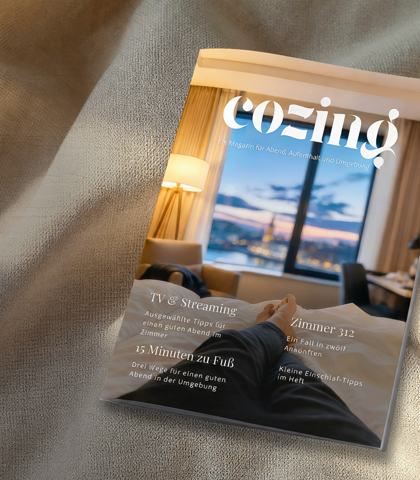 COZING Magazin – Heft-Mockup mit Blick vom Bett zum Fenster bei Abenddämmerung